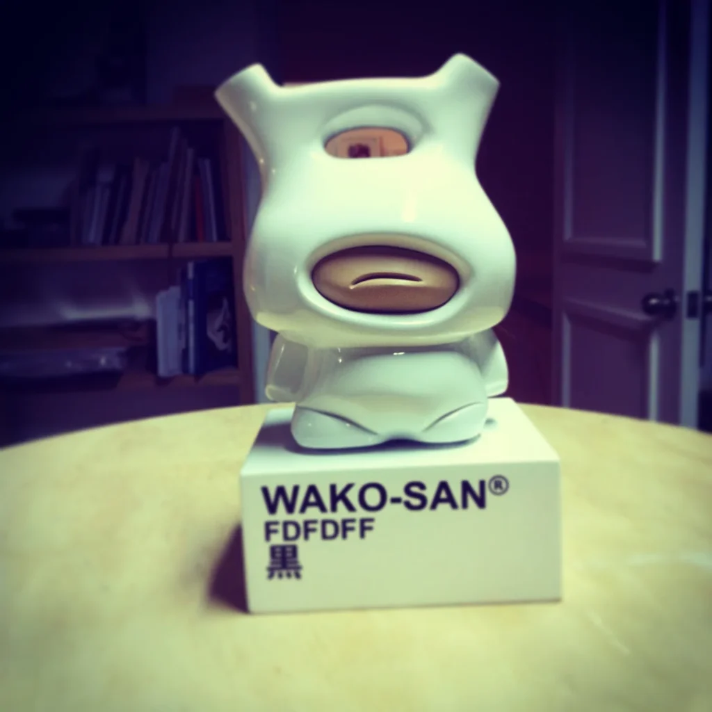 Piezas de Wako en resina de poliester con base de madera pintada en poliuretano blanco